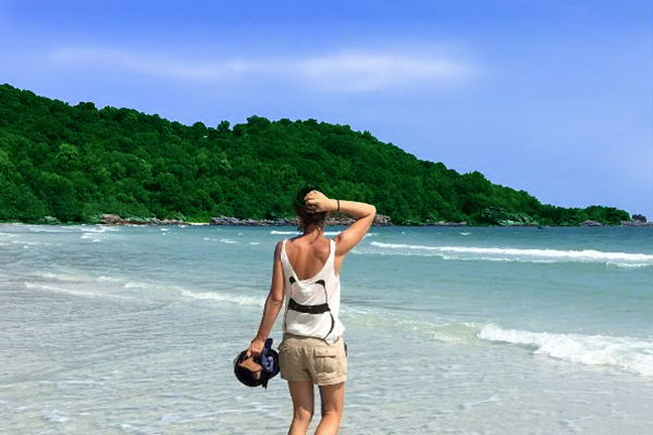 Bãi Khem trong xanh sóng vỗ